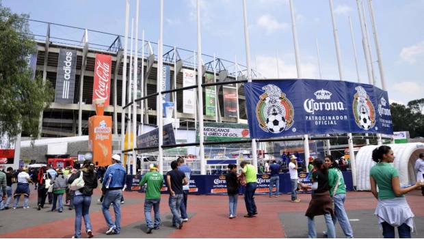 Afición del Tri arriba al Estadio Azteca.