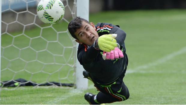 Raúl Gudiño en concentración Tricolor.