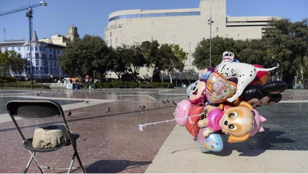 Unos globos atados y abandonados en la Plaza de Cataluña.