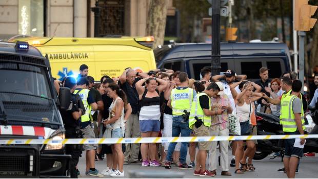 Policía repliega a la spersonas en la zona del accidente en la Rambla de Barcelona.