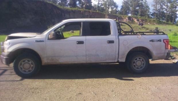 Los agresores huyeron abandonando una pick up Ford F-150, con placas de circulaci&oacute;n EE-71-554, as&iacute; como tres armas largas calibre 7.62&times;39, dos cargadores de disco y un cargador de 30 cartuchos.