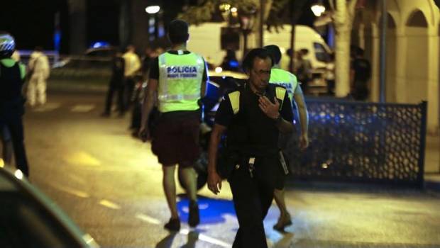 Miembros de las fuerzas seguridad, esta madrugada en la zona del atentado en Cambrils (Tarragona), donde cuatro presuntos terroristas han sido abatidos por los Mossos después de haber arrollado con un vehículo a seis personas en el Paseo Marítimo de la localidad, que han resultado heridas.