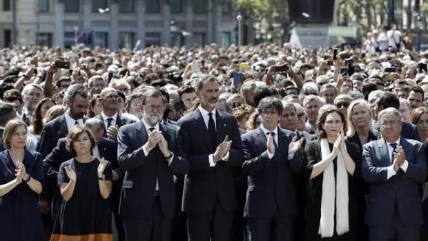 Un minuto de silencio por atentados en Cataluña.