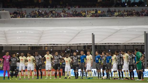 América y Necaxa en minuto de silencio.