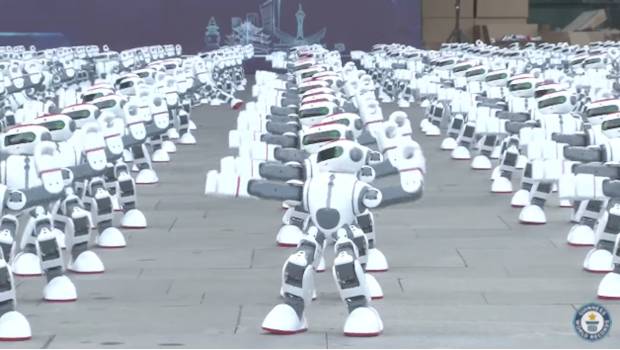 Captura del video "Most robots dancing simultaneously".