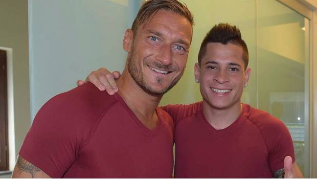 Iturbe posa con Totti.