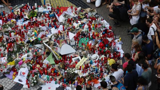 Ofrendas por ataque en Cataluña.