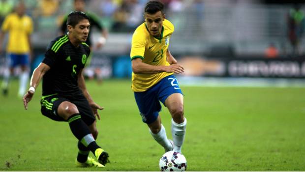 Philippe Coutinho conduce el balón.