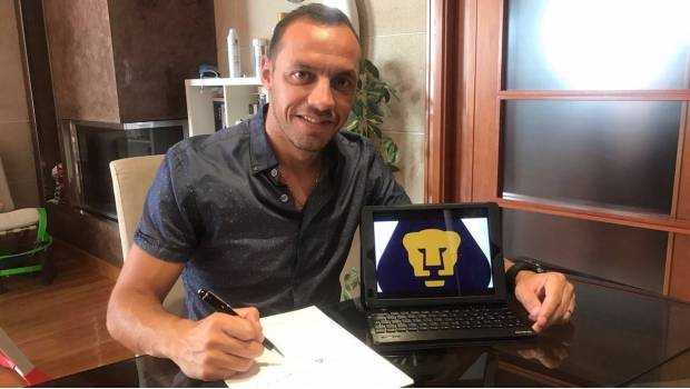 Marcelo Díaz firma su contrato.