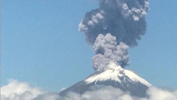 Exhalación del Popocatépetl previo a avistamiento de eclipse en México