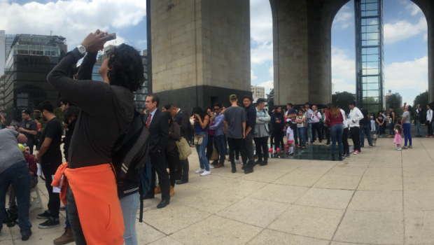 Aficionados a la astronom&iacute;a y curiosos coincidieron en la explanada del monumento para apreciar este fen&oacute;meno que no ocurr&iacute;a desde hace 26 a&ntilde;os.&nbsp;