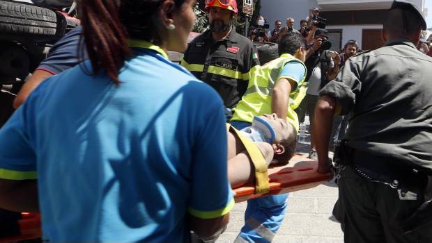 Niño rescatado de entre los escombros.