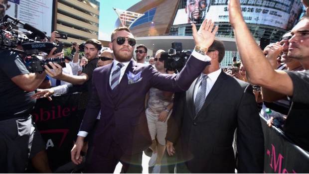 McGregor llegó a Las Vegas para enfrentar a Mayweather el próximo sábado 