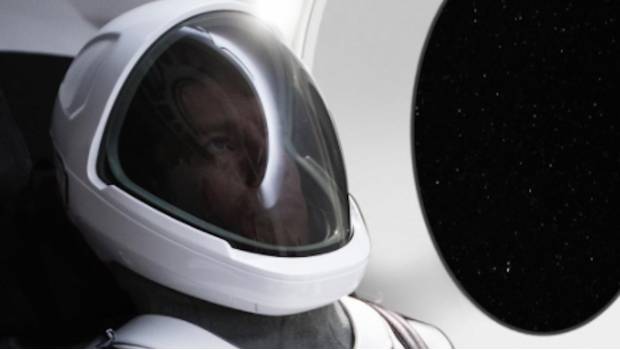 Elon Musk al interior del nuevo traje espacial de SpaceX.