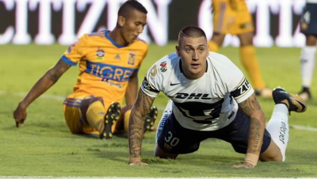 Castillo sobre el césped en duelo contra Tigres.