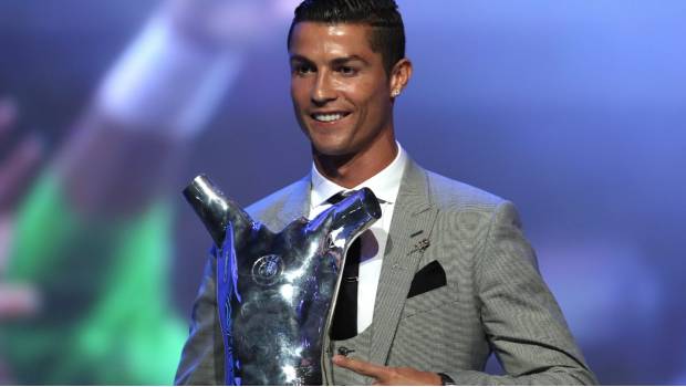 Cristiano Ronaldo a la hora de recibir su premio.