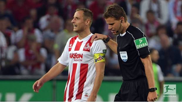 Felix Brych salió del campo a los 50 minutos 