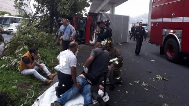 Volcadura de camión frente a Perisur