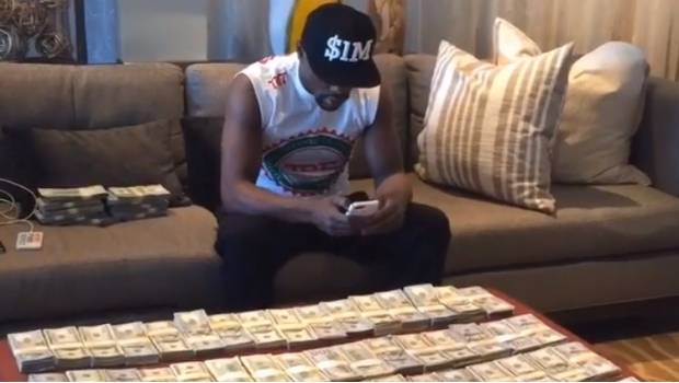 Floyd Mayweather no duda en presumir sus ganancias 