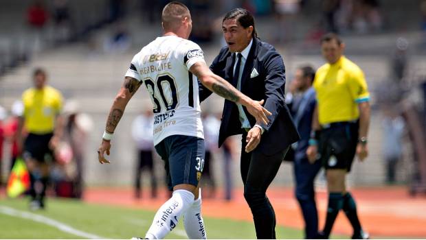 Palencia y Castillo festejan gol.