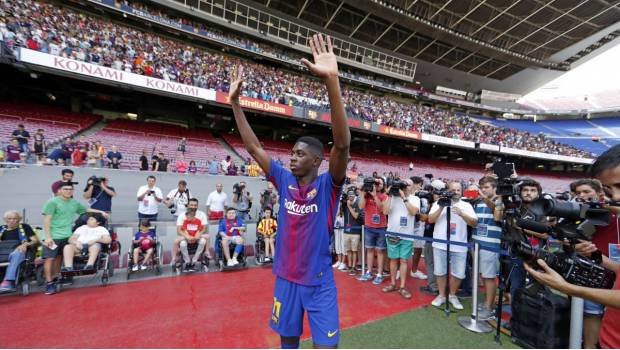 Dembelé saluda a su nuevo público.