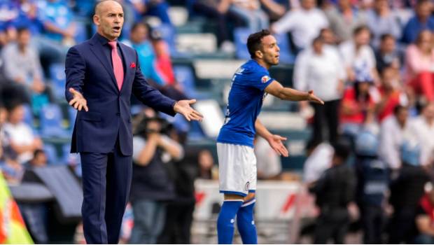 Paco Jémez se molesta en el banquillo celeste.