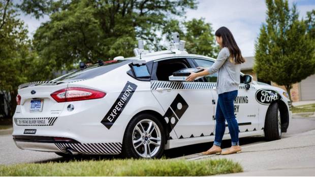 El Ford Fusion Hybrid entregando una pizza.