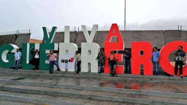 Cerca de 40 reporteros se plantaron frente a la sede del Poder Ejecutivo.