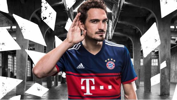 Mats Hummels posa con la casaca del Múnich.