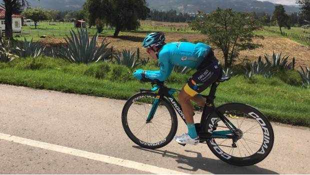 Miguel López abordo de su bicicleta.