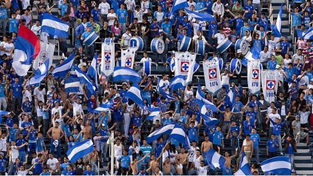 La hinchada celeste.