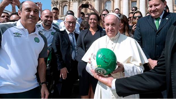 Papa Francisco posa con el balón del Chapeco.