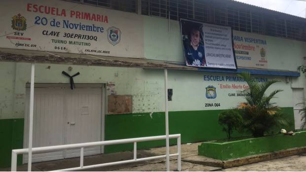 Rinden homenaje a maestro asesinado en escuela primaria de Xalapa