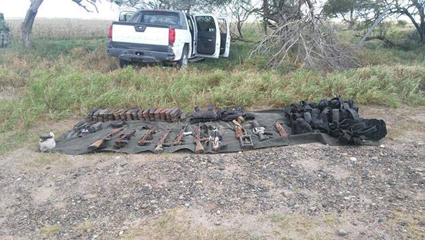 En otra de las acciones, militares aseguraron en un domicilio de la colonia Solidaridad: un fusil Barret calibre 50 milímetros, un fusil calibre .308, ocho Fusiles AR-15, nueve Fusiles AK-47 (cuerno de chivo); así como 251 cargadores de diversos calibres y gran cantidad de cartuchos.