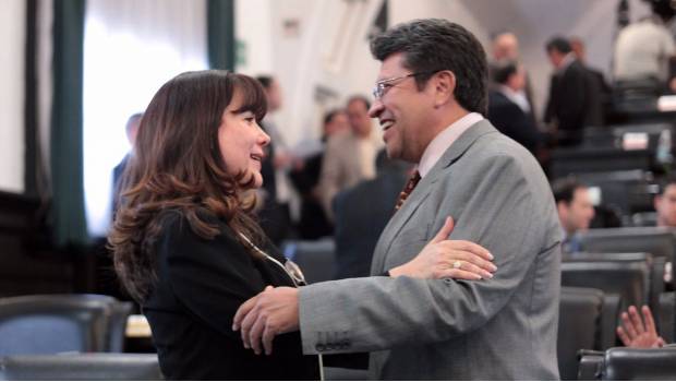 Yeidckol Polevnsky y Ricado Monreal en imagen de 2011, cuando ambos eran senadores por el PRD.