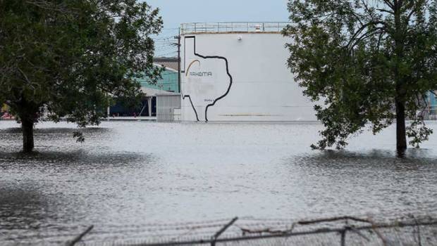 Explosión en planta química por paso de 'Harvey'. Estragos.