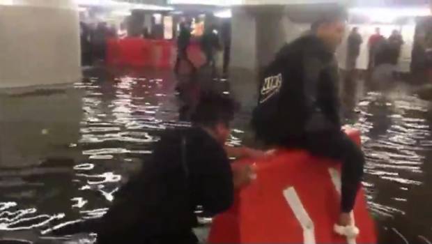 Niños aprovechando las inundaciones en Pantitlán.