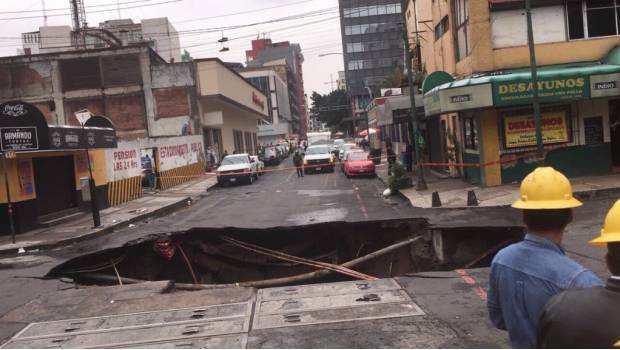 Socavón en la calle Humboldt de la colonia Centro