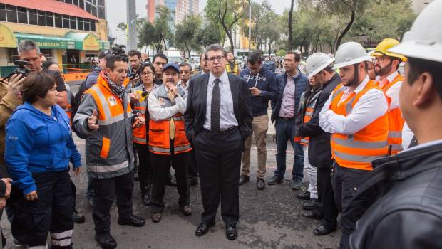 Ricardo Monreal en zona de socavón. Análisis de riesgo.