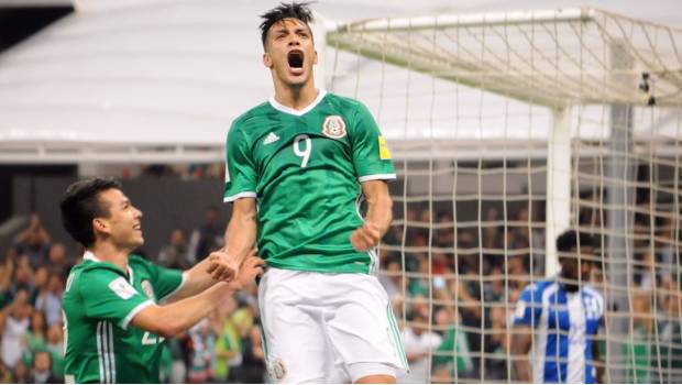 Raúl Jiménez celebra gol.