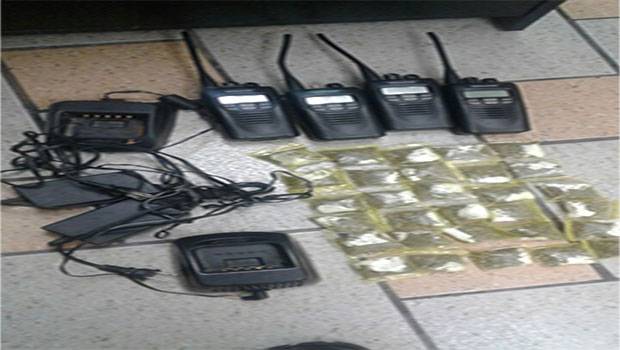 Los militares encontraron 4 radios portátiles, 2 cargadores, 15 artefactos denominados “ponchallantas” y 30 bolsas pequeñas conteniendo en su interior hierba con características de la mariguana.