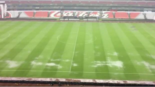 La cancha del Azteca ha sido castigada por las fuertes lluvias 