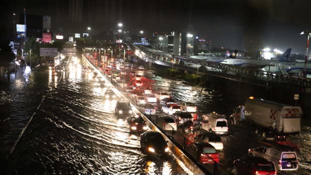 Intensa lluvia afectó operaciones en el AICM.