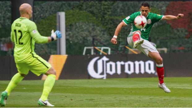 ‘Chicharito’ Hernández frente a EU.