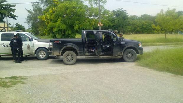 La camioneta Pick up Ford doble cabina color negro fue reportada como robada.