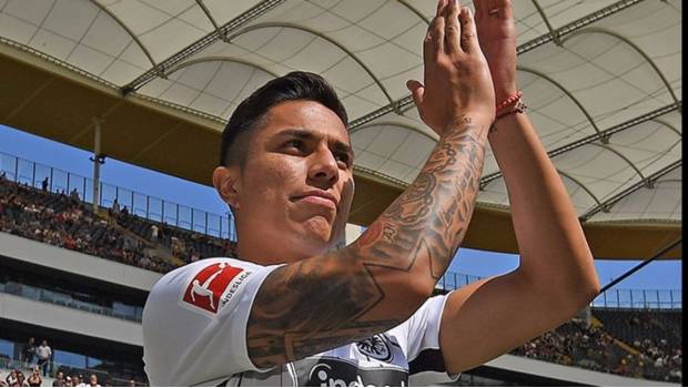 Salcedo salta a la cancha con el Eintracht Frankfurt.