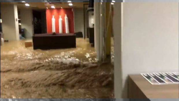 Hotel Riu Santa Fe se inundó con empleados y turistas con un arroyo que cruza justo donde está construido. 