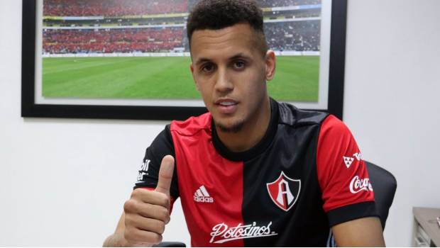 Ravel Morrison firma su contrato.