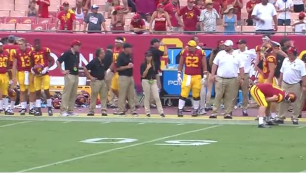 Jake Olsen prepara su servicio.