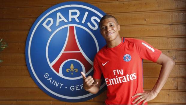 Kylian Mbappé junto al escudo de su nueva entidad.